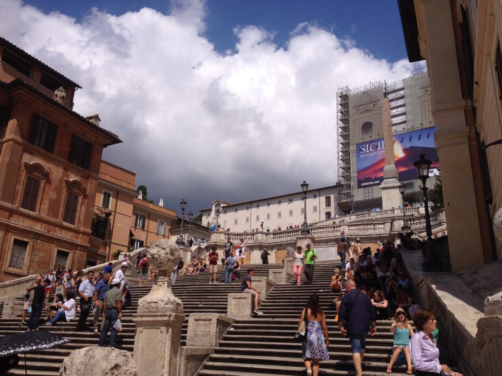 Vue sur l'escalier de la Trinité des Monts assailli par des hordes de touristes