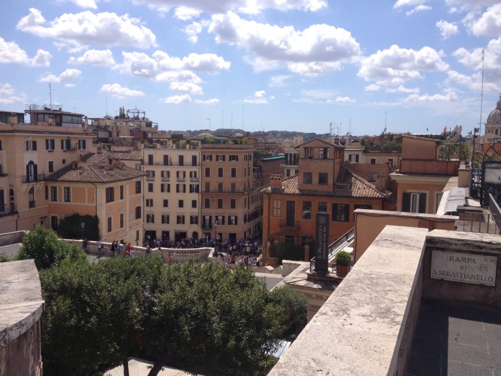 Vue sur la Piazza di Spagna à Rome et sur ces bâtiments colorés d'ocre