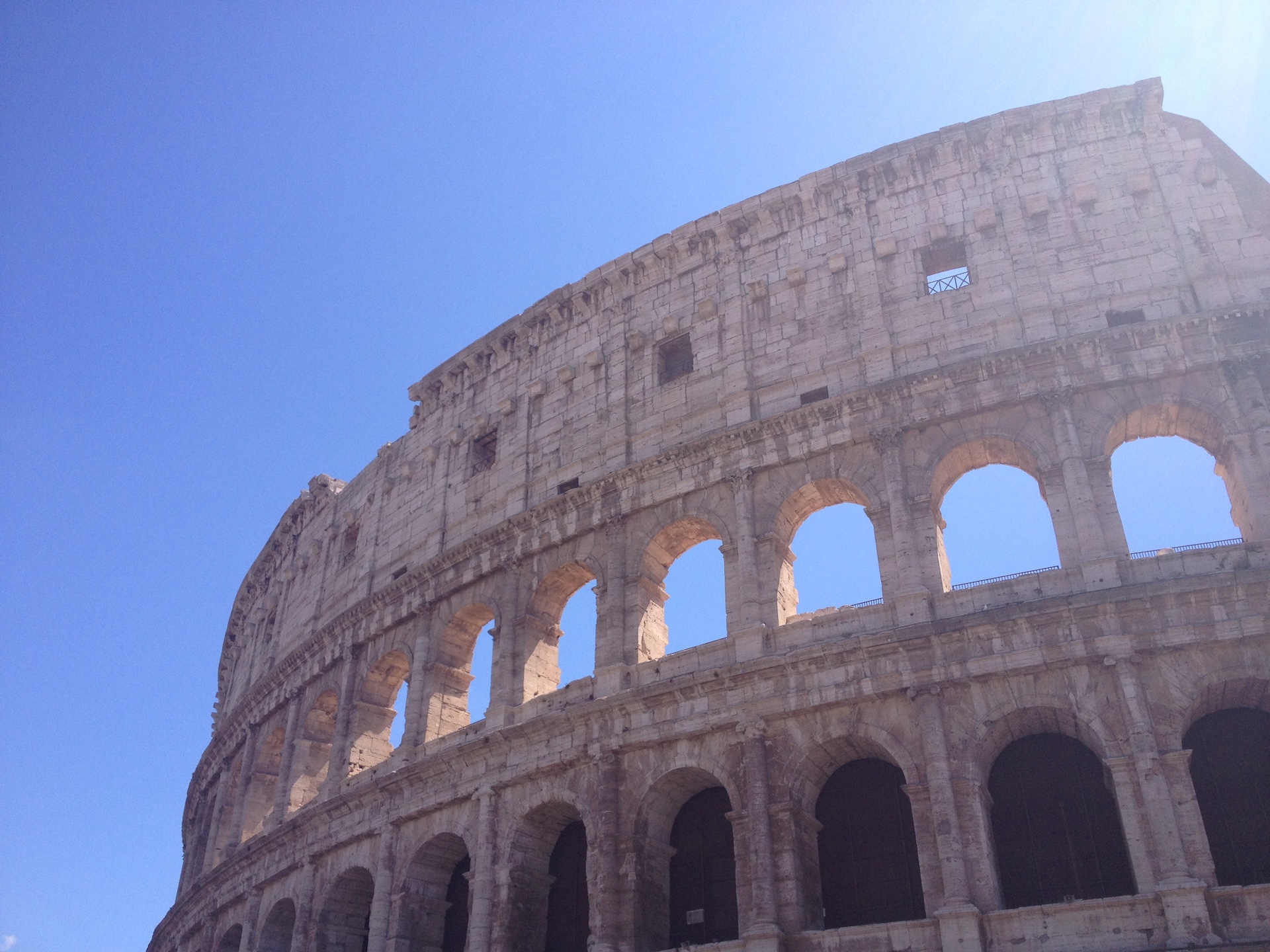 Vue sur le haut de l'enceinte extérieure du Colisée à Rome