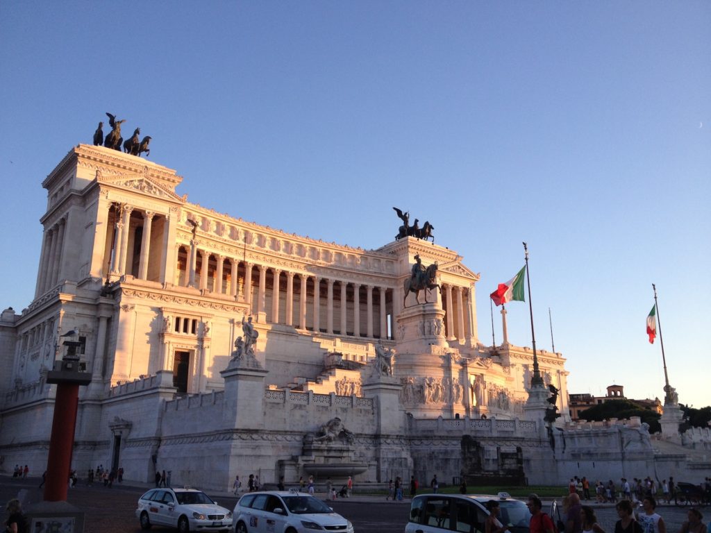 Palais Il Vittoriano à Rome dans le soleil couchant. Sa façade de marbre blanc et ces statues de bronze se teintent d'une couleur rosée