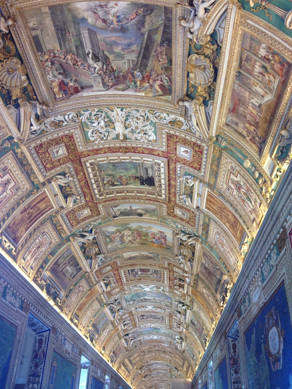 Au musée du Vatican, il n’y a pas que les œuvres qui sont à admirer. Les sols, les murs et les plafonds sont richement décorés, à l’image de celui de la Galerie des cartes agrémenté de dorures, sculptures et caissons