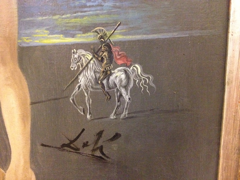 Le musée du Vatican abrite également une section beaux arts qui compte parmi ses œuvres des noms célèbres. Sur cette photo, la signature du fantasque peintre Salvador Dali, surmonté d’un guerrier sur son cheval