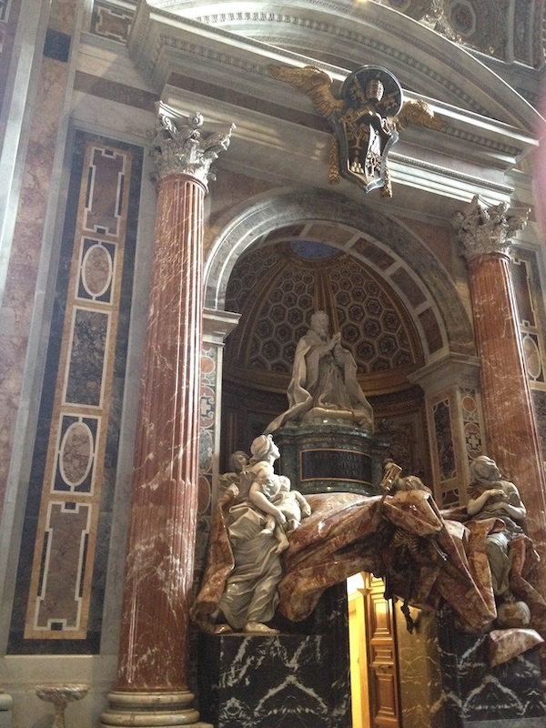 Du marbre à n’en plus finir. Sur les murs, au sol ou constituant le statuaire ornant l’ensemble de la basilique Saint Pierre à Rome