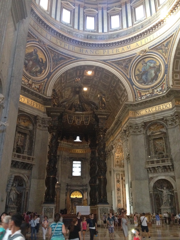 Au centre de la basilique Saint Pierre de Rome se dresse le baldaquin de bronze réalisé par Le Bernin. Avec ses dimensions impressionnantes, il coiffe le maître autel de l’église