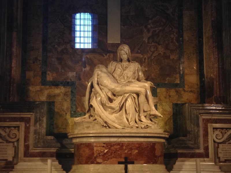 La pietà de Michel-Ange en marbre blanc est un des chefs-d’œuvres de la basilique Saint Pierre de Rome. La Vierge Marie tenant dans ses bras son fils descendu de la croix est impressionnante de réalisme. Le jeu de drapés de la tenue de la Vierge en fait un ensemble remarquable