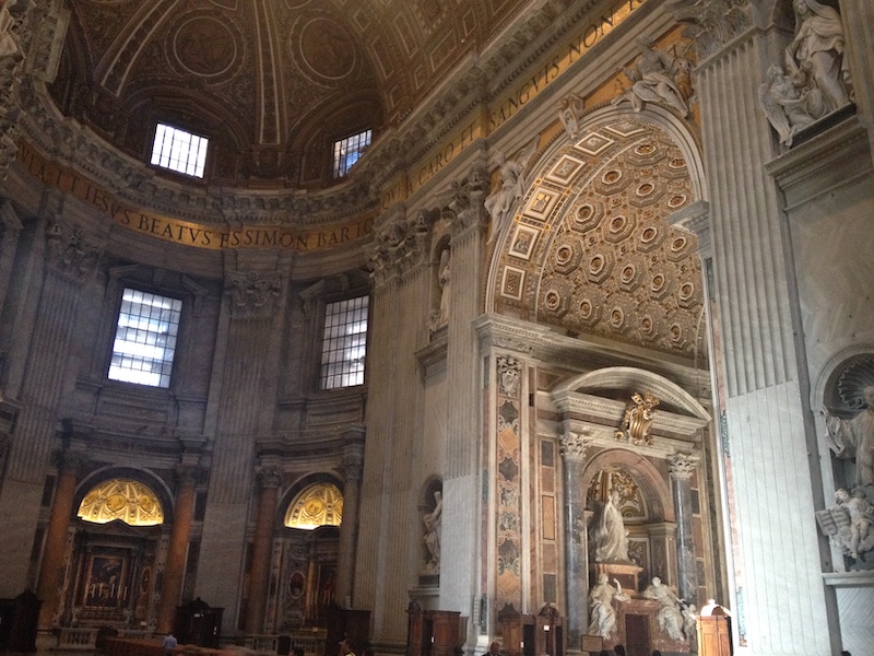 Ce qui caractérise le plus la basilique Saint Pierre de Rome est la hauteur sous voûte. Les colonnes de marbre s’élancent le long des murs pour atteindre des hauteurs vertigineuses