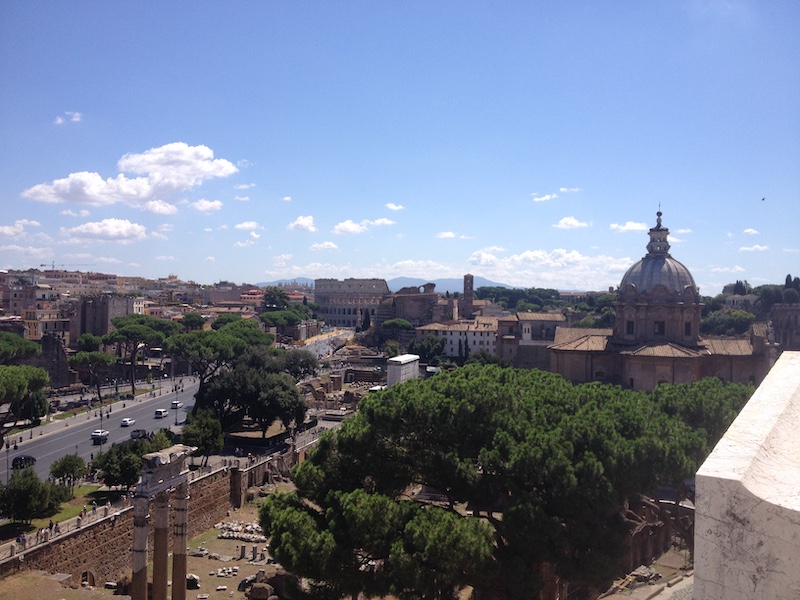 Cette vue prise de la terrasse de l’église Santa Maria in Aracoeli est une des plus belles donnant sur les ruines du Forum Romain et sur le Colisée