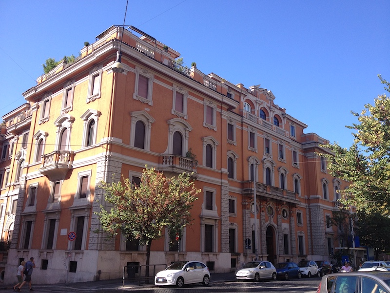 Rome ou le plaisir des yeux. Les façades des imposants bâtiments et palais se parent de couleurs chaudes, ocre ou jaune et leurs fenêtres sont agrémentées de détails architecturaux travaillés