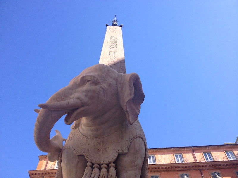 Les obélisques de Rome ne se comptent plus tellement ils sont nombreux. Celui-ci particulièrement original, prend appui sur le dos d’un éléphant sculpté dans le marbre