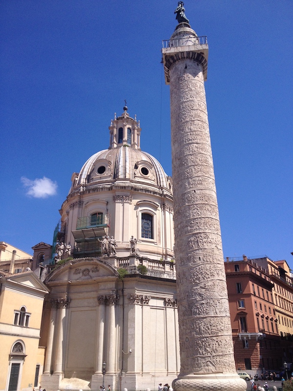 La colonne Trajane est un des monuments les plus beaux de Rome, par les détails impressionnants sculptés sur ses 40 mètres de hauteur