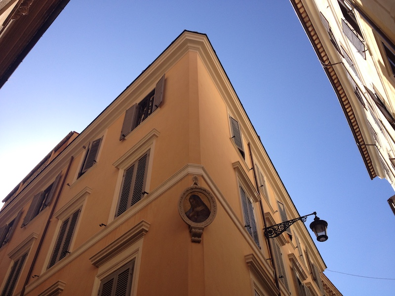 A chaque de rue, n’oubliez pas de lever le nez. Rome regorge de détails architecturaux embellissant le cadre de vie des romains