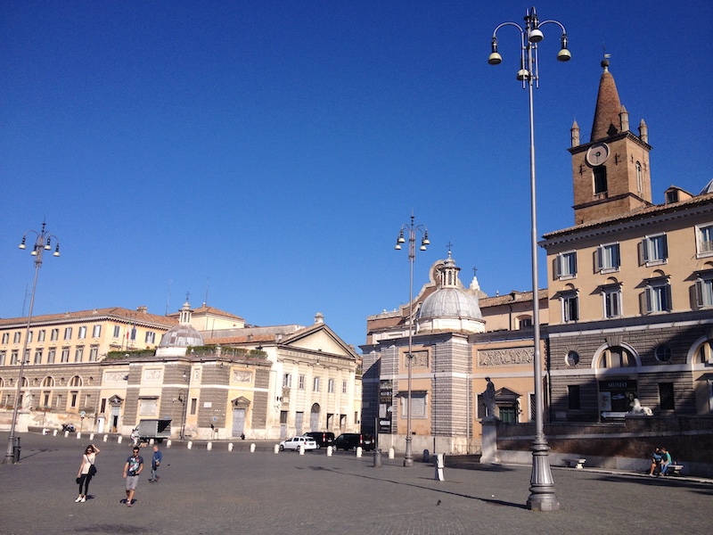 La Piazza del Popolo abrite du côté Nord l’église Santa Maria del Popolo. Elle abrite des chefs-d’œuvres artistiques malgré son aspect extérieur modeste et discret