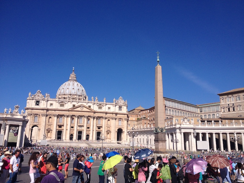 La place Saint Pierre au Vatican est une des plus belles places de Rome, mais également une des plus fréquentées. Des queues interminables y serpentent afin de pouvoir aller admirer le chef-d’œuvre qu’est la basilique