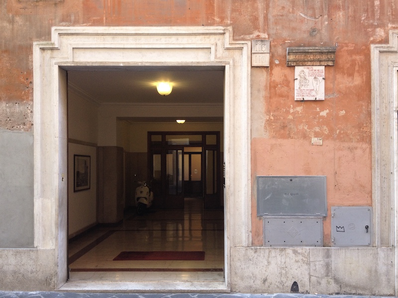 Au n°110 de la Via Margutta, dans un petit immeuble à la façade couleur ocre, se trouve le souvenir du cinéaste Federico Fellini. L’entrée ouvre sur un charmant vestibule où ce jour-là se trouvait une Vespa