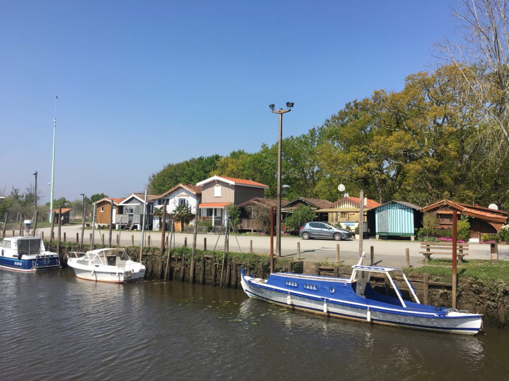 Vue sur le petit port de Biganos en Gironde avec ses cabanes de pêcheurs colorées