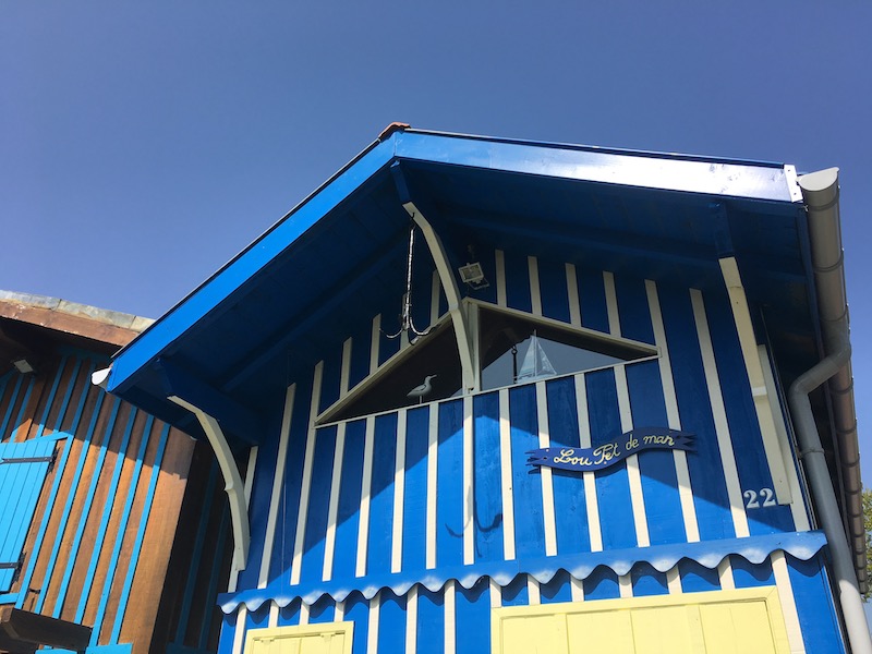 Une des cabanes colorées du petit port de Biganos