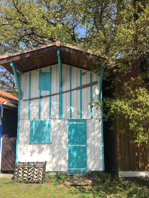 Chaque cabane du petit port de Biganos est peinte dans différentes couleurs. Ici, une cabane blanche et turquoise