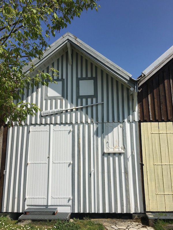 Vue sur la façade d'une des cabanes colorées du port de Biganos