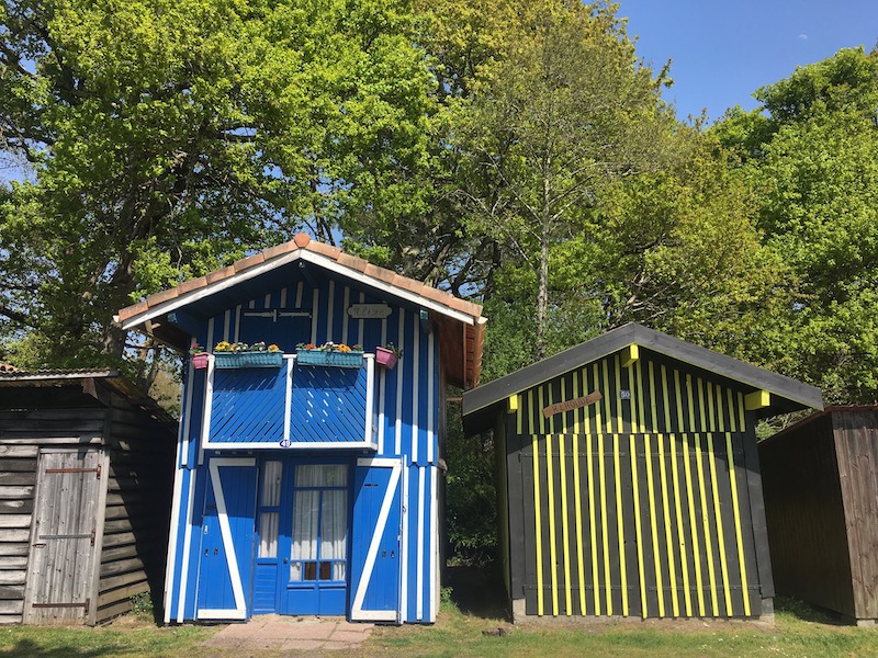 Les petites cabanes colorées du port de Biganos