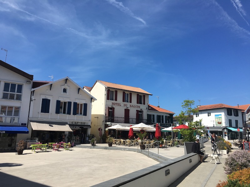 Place de l'hôtel de ville à Capbreton avec vue sur la façade de l'hôtel du Balcon