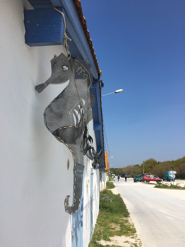 Décoration en forme d'hippocampe sur une cabane de pêcheur du port d'Arès