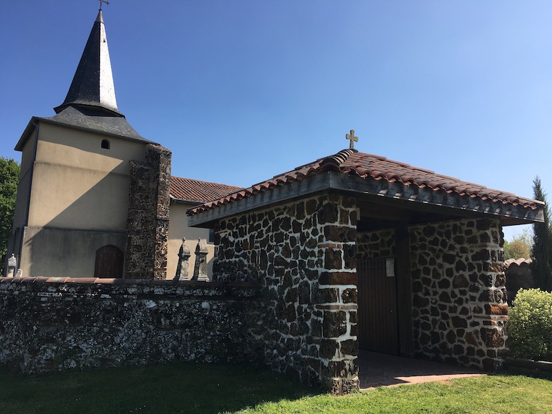 Vue sur l'église Sainte-Ruffine d'Aureilhan avec son porche en pierres