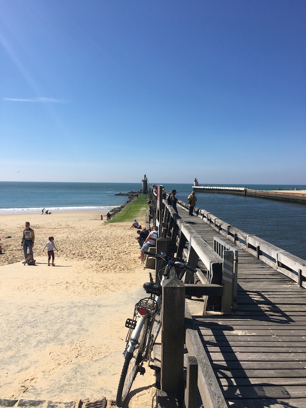 La jetée de Capbreton qui s'enfonce dans le bleu de l'océan