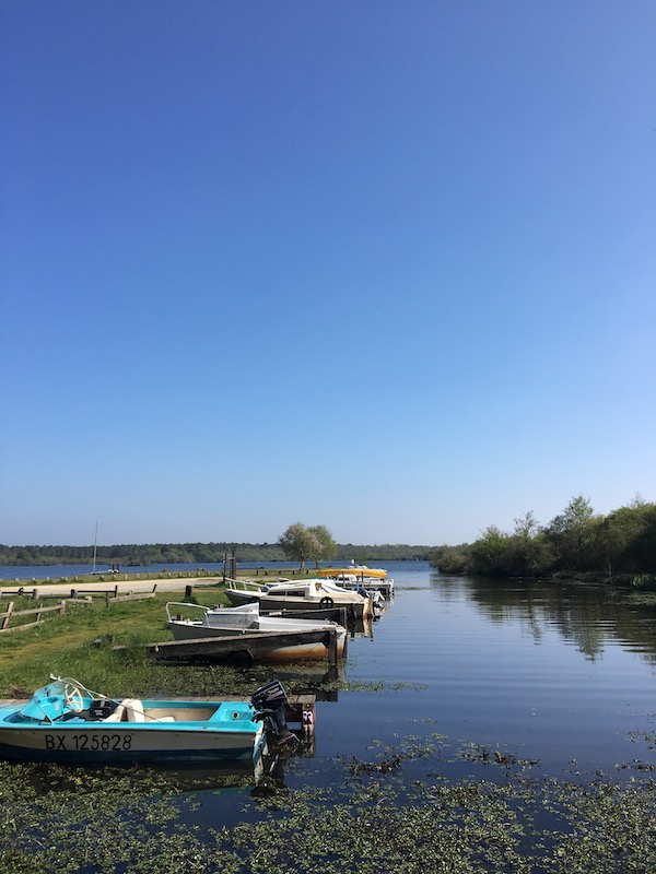 Vue sur les petits bateaux de plaisance sur le Lac d'Aureilhan