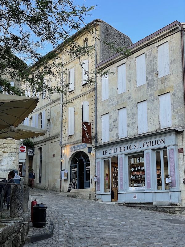 Façade du Cellier de Saint-Emilion, marchand de vins qui offre une importante sélection de vins de l'appellation Saint-Emilion ainsi que du Bordelais.