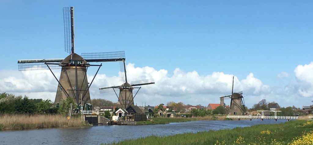 Les moulins et canaux du Kinderdijk aux Pays-Bas pour illustrer l'à propos du blog