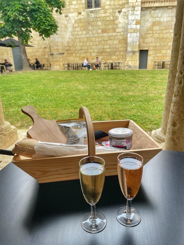 Le cloître des Cordeliers à Saint-Emilion propose des paniers pique-nique à composer vous-même avec des produits de la région Nouvelle-Aquitaine et à agrémenter de vins pétillants de leur production.