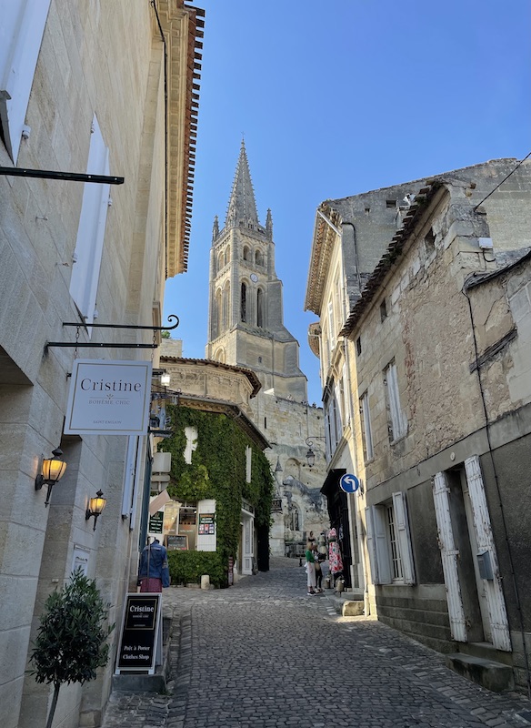 La Rue de la Petite Fontaine à Saint-Emilion offre une belle vue sur le clocher de l'église monolithe. Cette petite rue typique est bordée de petits magasins et marchands de vin.