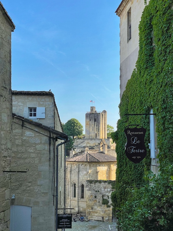 Le Tertre de la Tente est une étroite rue pavée très pentue qui relie les parties basses et hautes de Saint-Emilion. Elle offre une belle vue sur la Tour du Roy.