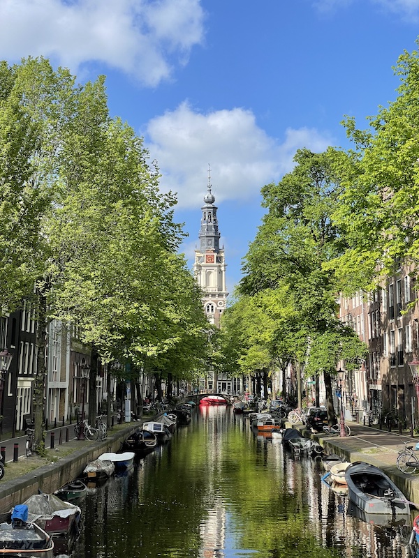 Vue sur l'un des clochers de la ville d'Amsterdam.