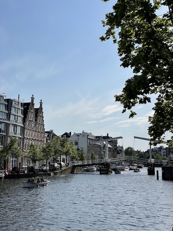 Bateaux sur un des canaux principaux de la ville d'Haarlem aux Pays-Bas.