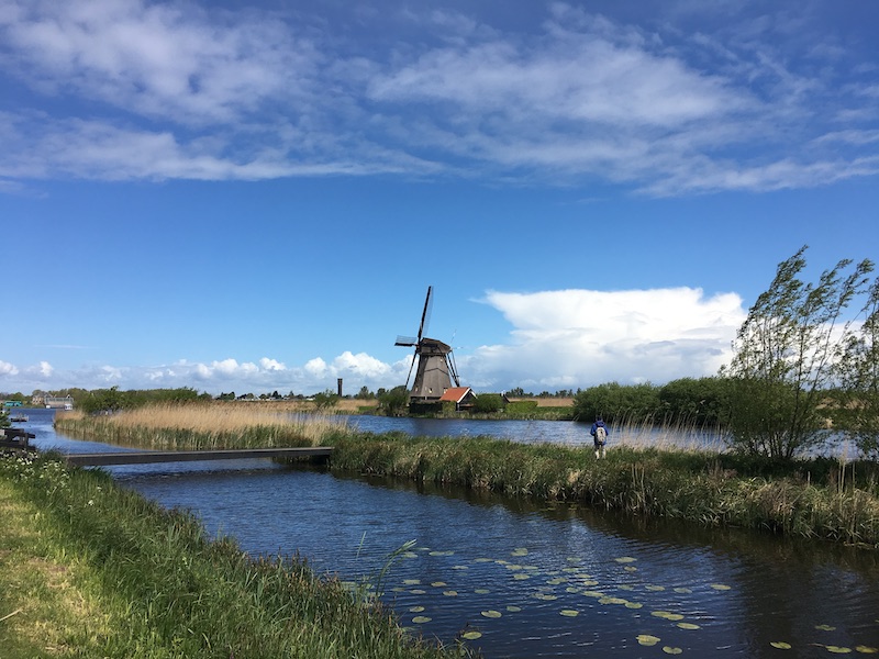 Vue sur un des moulins et les canaux du Kinderdijk aux Pays-Bas.