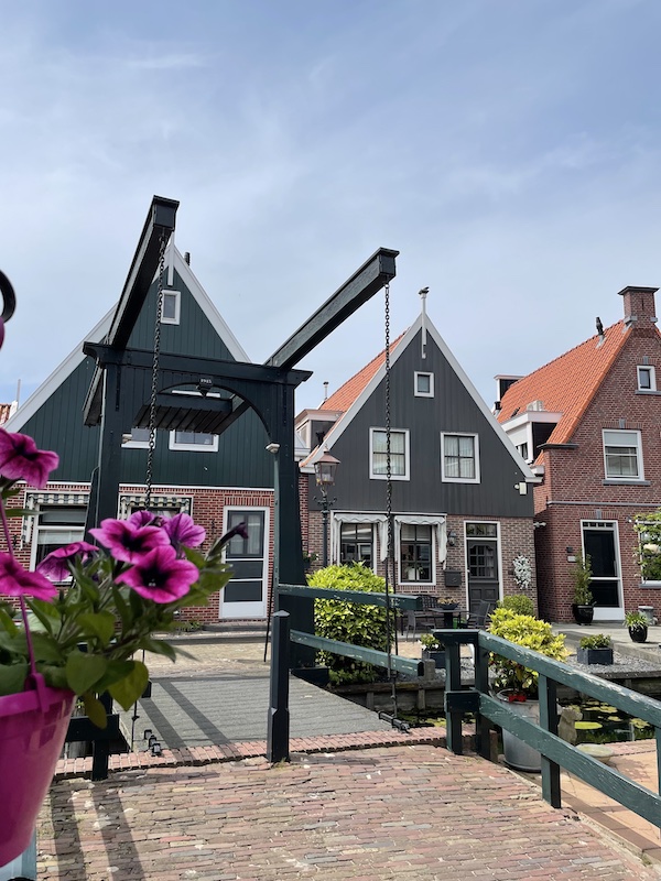 Les maisons de Volendam aux Pays-Bas sont typiques des maisons de pêcheurs en bois.