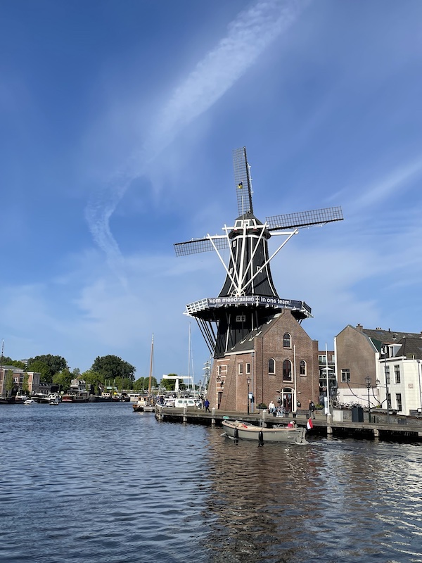 Le moulin d'Adriaan au bord d'un des canaux de Haarlem aux Pays-Bas.