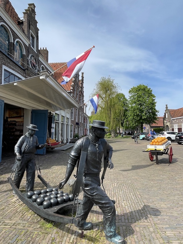 Statue des porteurs de fromages sur une des places d'Edam aux Pays-Bas.