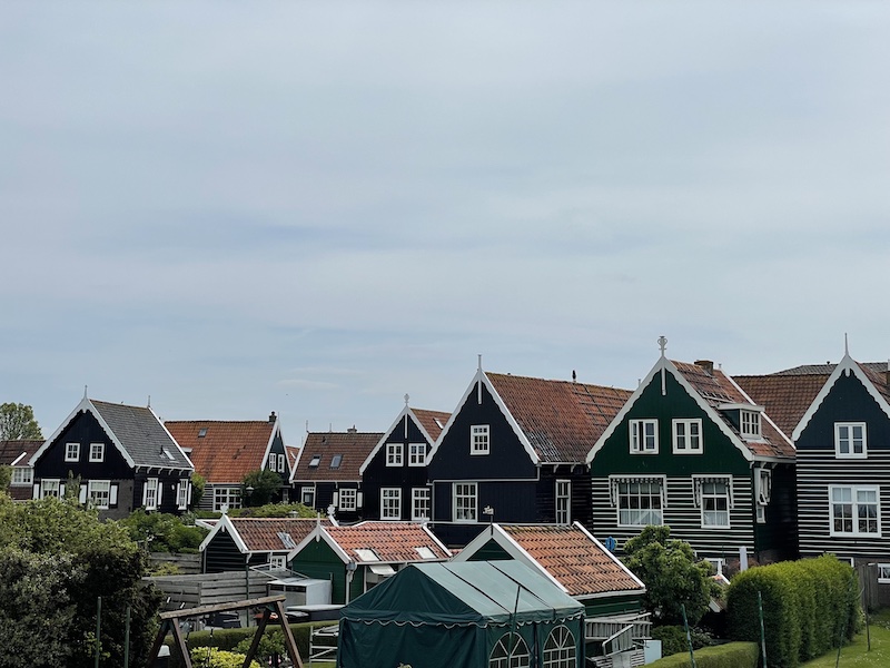 Vue sur les maisons en bois de Marken aux Pays-Bas.