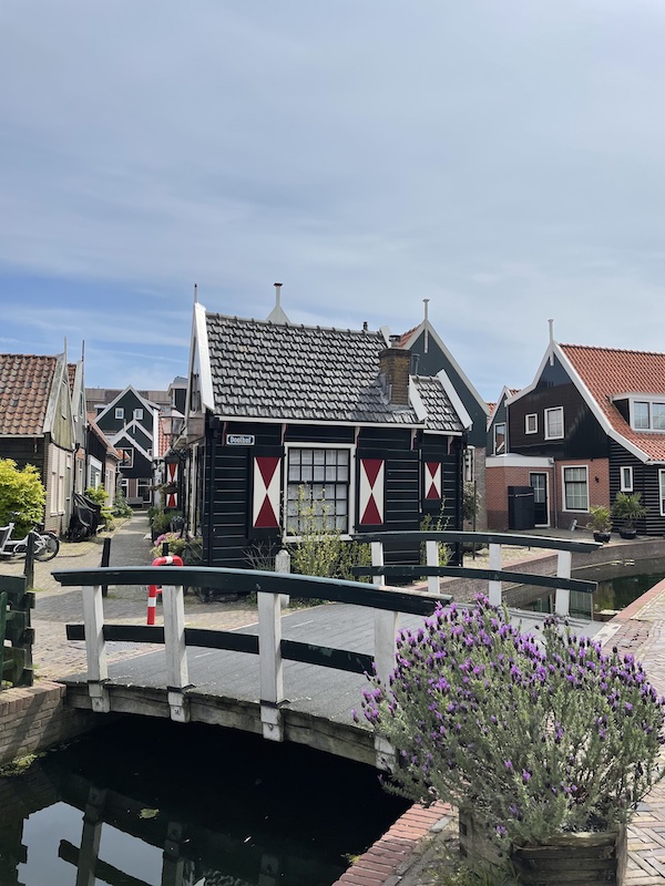 Vue sur un des ponts et les maisons de Volendam aux Pays-Bas.