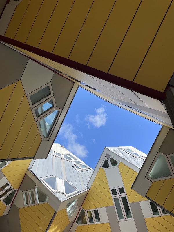 Les maisons cubiques de l'architecte Piet Bloom. De couleur jaune, elles contrastent avec le ciel bleu.