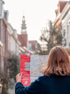 C’est par où s’il vous plaît ? 🗺️
Il y a trois ans quand je suis revenue vivre aux Pays-Bas, j’ai débarqué sans rien. Pas de job, pas de connaissances, juste ma valise et ma conviction que j’étais de retour à la maison.
Après un round d’observation, des rencontres m’ont amené à ouvrir ma ZZP (auto-entreprise version néerlandaise) dans le domaine de la communication et des réseaux sociaux. Sauf qu’au bout de 6 mois, j’ai bien senti que ce n’était pas vraiment ce qui me faisait vibrer ! 🫨
A commencé pour moi une longue, trèèèèèèèèèèèèèèèèès longue réflexion autour de mon projet pro et de vie perso. Je me suis sentie un peu perdue, ne sachant pas trop ce vers quoi aller.
Puis mon envie de revenir bosser dans le tourisme s’est imposée. Il ne restait plus qu’à trouver quel projet allait me faire sentir alignée avec mes envies 🫶🏼
Wordt vervolgd*…
*à suivre…
#paysbas #immigration #nouveaudépart #projet #solopreneuse