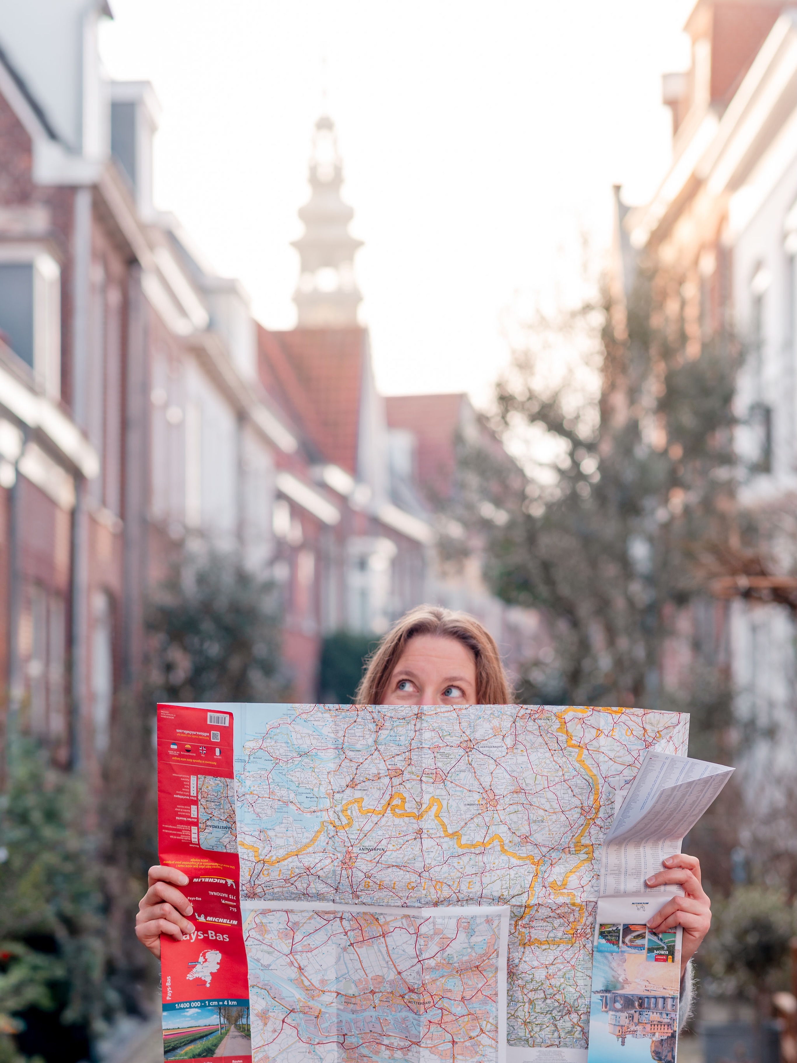 C’est par ici 🗺️

Aujourd’hui, je suis super contente du projet que je porte et vous êtes nombreux à m’encourager dans cette voie (la team cheerleader je vous vois et je vous aime 🫶🏼).

Paulette part en vadrouille se transforme donc : d’un blog pour partager mon immigration, il est devenu un site internet partageant mon nouveau projet (le lien est dans la bio si ça vous dit d’y jeter un coup d’œil 😉).

C’est donc parti pour Paulette part en vadrouille, travel planner spécialisée sur les Pays-Bas. Mon envie : vous faire découvrir le pays et vous prouver qu’il y a d’autres choses à voir en dehors d’Amsterdam !

J’ai sorti mes meilleurs guides touristiques et ma carte routière pour vous concocter des séjours aux petits oignons. Et on est d’accord, rien ne vaut une bonne carte papier pour retrouver son chemin !

Celui que j’avais perdu s’est finalement imposé de lui-même. Alors c’est parti…

#paysbas #nouveaudépart #travelplanner #projet #solopreneuse