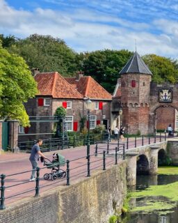 On viendra te voir à Amsterdam ❌ 3/3

Dans cette série de 3 posts, je vous ai parlé :

1️⃣ des clichés que l’on peut avoir sur les Pays-Bas
2️⃣ de l’offre que je mettais en place pour vous plonger dans l’ambiance néerlandaise

Mon dernier conseil pour vous donner envie de sortir des sentiers battus, ce serait d’oser être curieux.

Soyez curieux ou Wess benieuwd! C’est justement le slogan choisit par Paulette et ma motivation première.

Alors si vous souhaitez sauter le pas, n’hésitez pas à me contacter, je vous prouverai que la curiosité est une jolie qualité 🥰

#paysbas #tourisme #soyezcurieux #offre #cliché