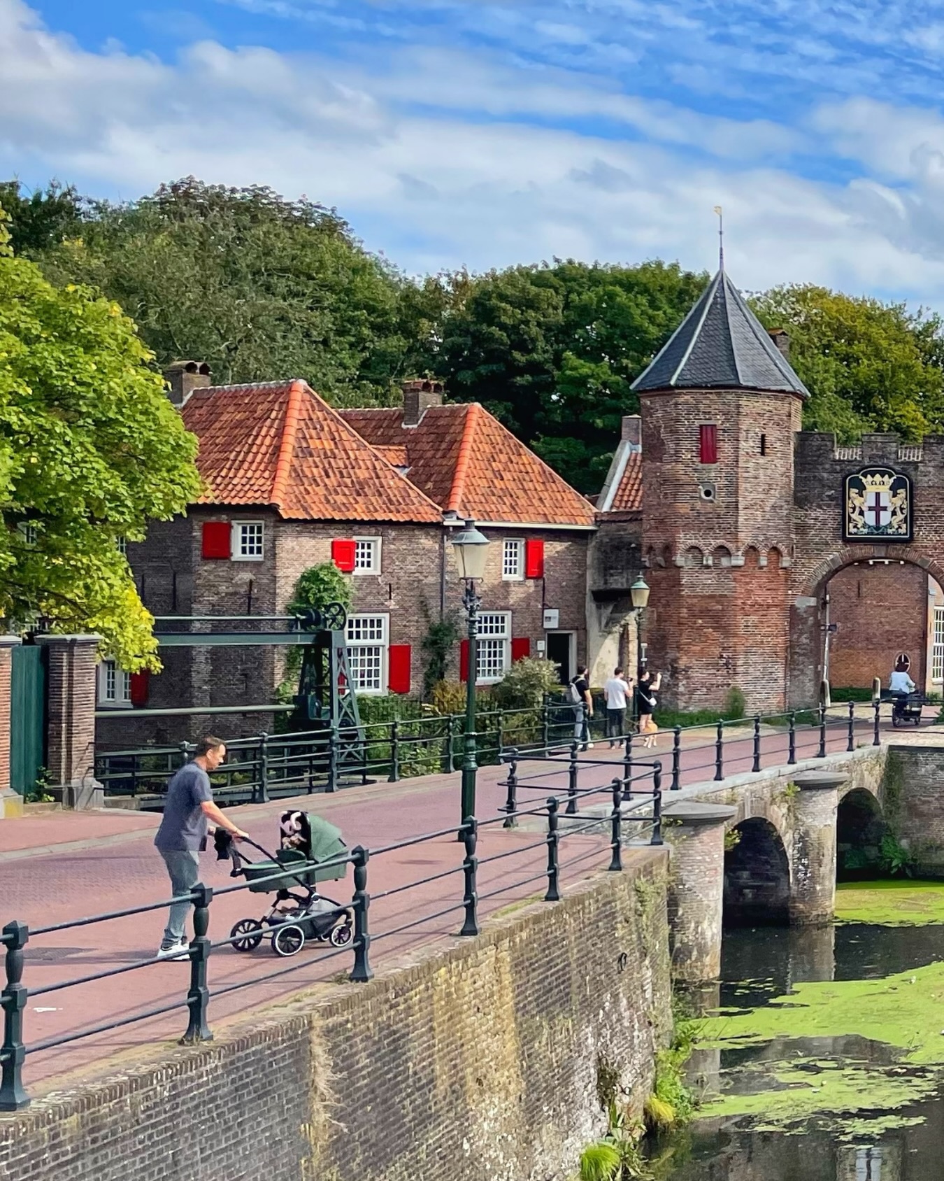 On viendra te voir à Amsterdam ❌ 3/3

Dans cette série de 3 posts, je vous ai parlé :

1️⃣ des clichés que l’on peut avoir sur les Pays-Bas
2️⃣ de l’offre que je mettais en place pour vous plonger dans l’ambiance néerlandaise

Mon dernier conseil pour vous donner envie de sortir des sentiers battus, ce serait d’oser être curieux.

Soyez curieux ou Wess benieuwd! C’est justement le slogan choisit par Paulette et ma motivation première.

Alors si vous souhaitez sauter le pas, n’hésitez pas à me contacter, je vous prouverai que la curiosité est une jolie qualité 🥰

#paysbas #tourisme #soyezcurieux #offre #cliché