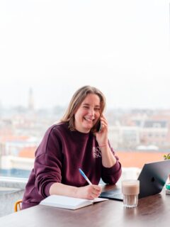 Il serait temps de faire les présentations 🙋🏼‍♀️

Moi, c’est Marion. J’ai 44 ans, je suis française et je vis à La Haye aux Pays-Bas, mon pays natal.

🤔 Comme beaucoup d’entre nous, je ne savais pas quel métier faire après ma terminale. Étant pas trop mauvaise dans l’apprentissage des langues, ma maman me dit : “tu aimes les voyages, tu parles bien anglais, pourquoi ne pas bosser dans le tourisme ?!”

👩🏼‍🎓 Bingo banco, le tourisme ce sera ! Mon BTS et mon Master 2 en poche, je commence par bosser en office de tourisme, également comme guide touristique pour ensuite décrocher un CDI à Haute-Vienne Tourisme (big up à l’équipe 😘).

✈️ Moi qui rêvais de voyages à travers le monde, je reste finalement en local pendant 12 ans. Mais au fur et à mesure de mes années de travail, je me découvre une passion pour la promotion de destinations.

🇳🇱 2016, après plus de 20 ans sans avoir mis les pieds aux Pays-Bas, je décide d’y partir en vacances pendant une semaine. C’est le déclic, à peine la frontière passée, mon sentiment d’être à la maison prend le dessus. À mon retour, ma décision est prise : je dois retourner y vivre.

🎉 2023 le retour est acté. Il me faudra quelques mois et une formation pour savoir quoi faire de ma vie : Travel Planner spécialisé sur les Pays-Bas.
Mon objectif : vous partager mes coups de cœur néerlandais et vous donner envie de venir découvrir le pays, comme peu de touristes français le font.

#paysbas #travelplanner #travelplannerfrance #voyage #tourisme